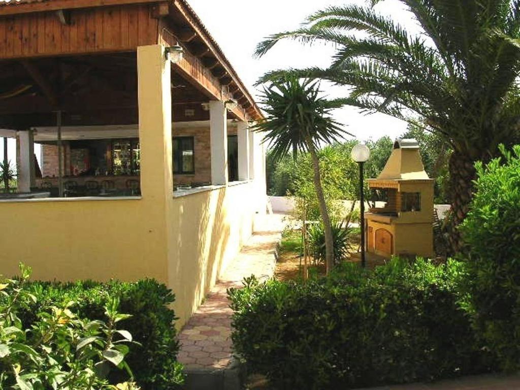 הרסוניסוס Mareva Hotel Apartments מראה חיצוני תמונה