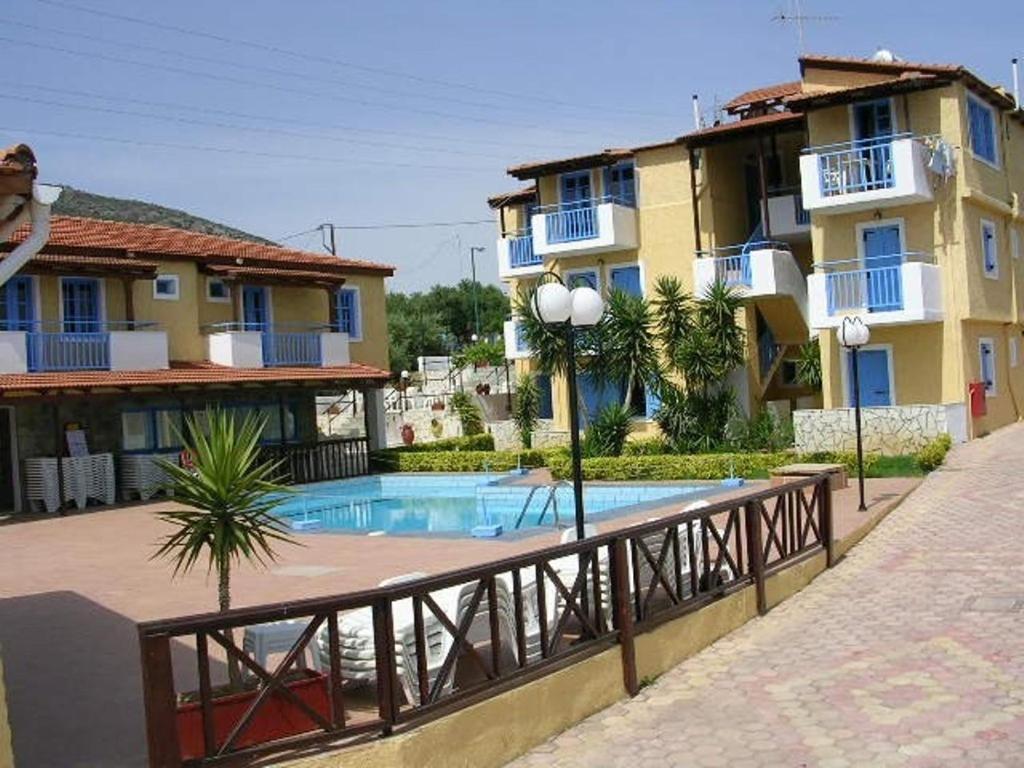 הרסוניסוס Mareva Hotel Apartments מראה חיצוני תמונה