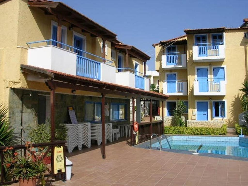 הרסוניסוס Mareva Hotel Apartments מראה חיצוני תמונה