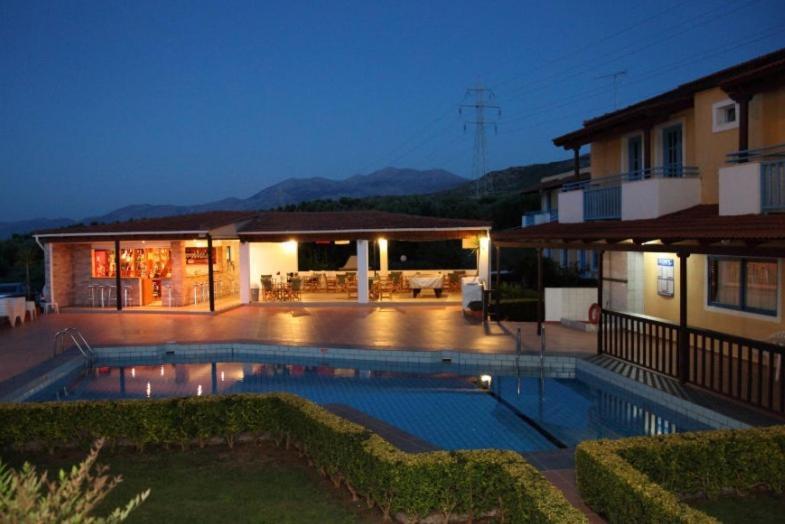 הרסוניסוס Mareva Hotel Apartments מראה חיצוני תמונה