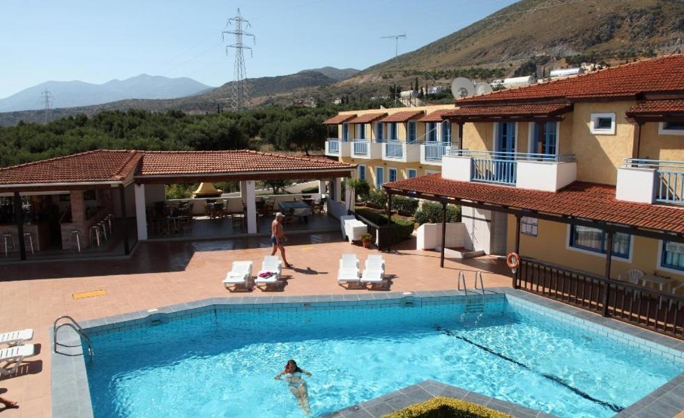 הרסוניסוס Mareva Hotel Apartments מראה חיצוני תמונה