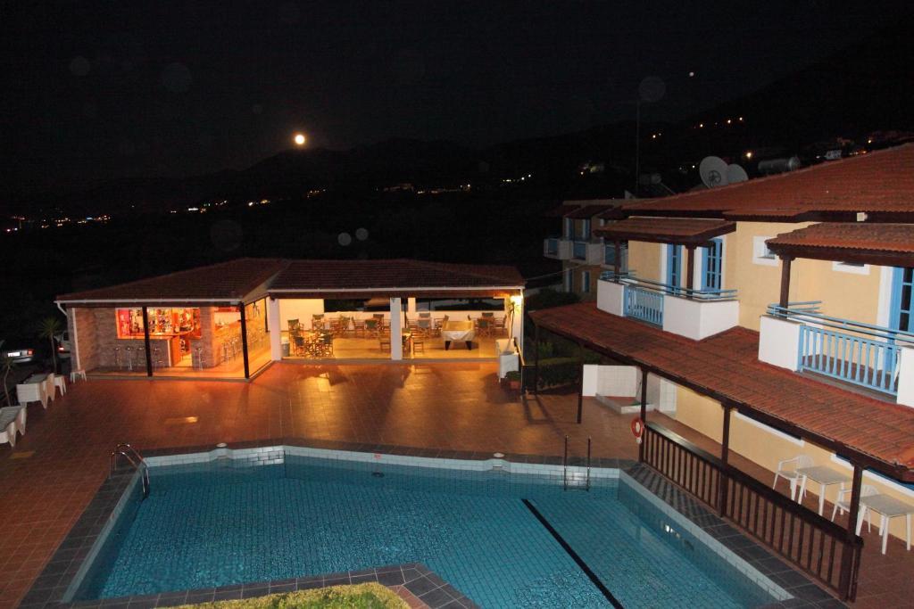 הרסוניסוס Mareva Hotel Apartments מראה חיצוני תמונה