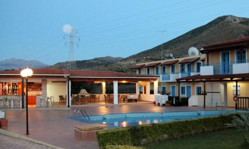 הרסוניסוס Mareva Hotel Apartments מראה חיצוני תמונה